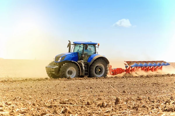 Moderne Mähdrescher arbeiten auf dem Feld. Aussaat und Ernte — Stockfoto