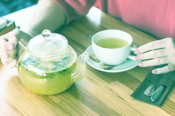 カフェで熱いお茶を飲んで女の子の手。香りのよい — ストック写真