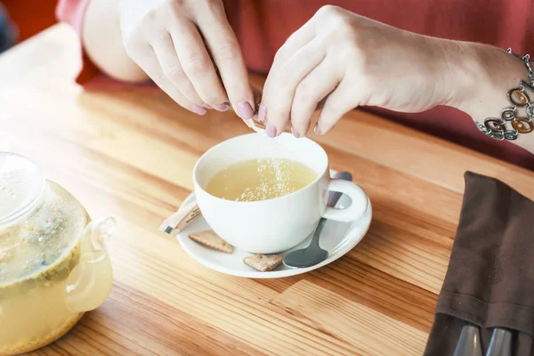 風邪薬を飲む熱いお茶のカップを女性の手、 — ストック写真