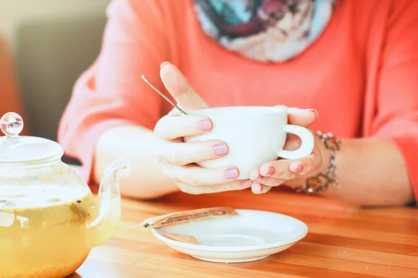 Lány egy kávézó, egy csésze tea és forró gyógynövényes teát iszik. fr — Stock Fotó