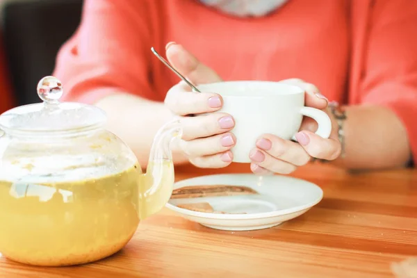 風邪と温度 熱いお茶のカップを女性の手 芳香族ドリンク おいしい熱いお茶 グリップとウイルスは 風邪の治療と予防 — ストック写真