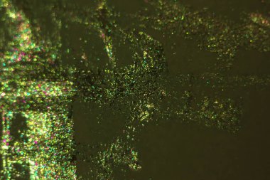 Arka plan olarak siyah arkaplanda altın ve pembe simler var. Abs