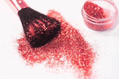 Makyaj fırçası ve tasarımında altın parıltısı dokusu. Beyaz üzerine