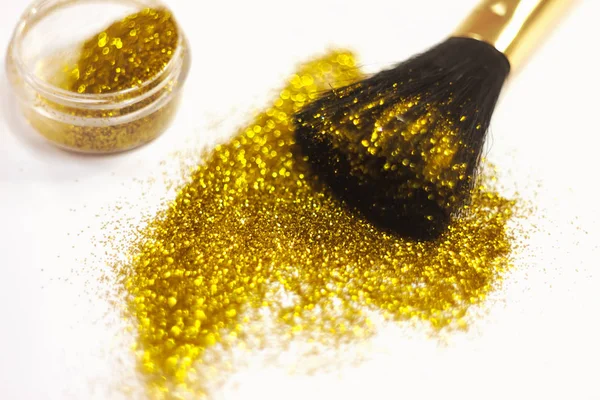 Textura de brillo de oro en el pincel de maquillaje y el diseño. En blanco — Foto de Stock