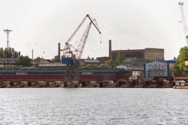 kargo gemisi ve vinç. Konteynır terminali. Teslimat ve ulaşım için. Endüstriyel Konteyner Nakliye Ticari Limanı - Görüntü