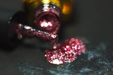 Altın parıltı dokusu ve tasarımı üzerine makyaj fırçaları. Siyah bir arka planda. Parıltılı Dekor Fırçası. Tırnak cilası. Jel tırnak uzantısı. Seçici Odaklanma - Resim