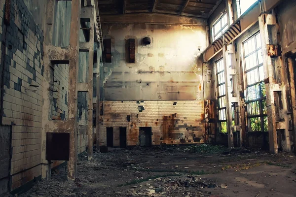 Büyük terk edilmiş sanayi salonu. Tehlikeli bir bölge. Parlak ışıklarla terk edilmiş endüstriyel iç mekan. Yasak bölge, radyasyon riski, kayıp şehir, vahiysel yapı