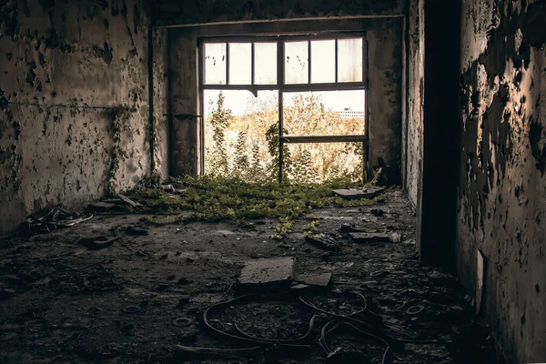 Большое Разбитое Окно Старом Разрушенном Здании Старый Дом Привидениями Заброшенный — стоковое фото