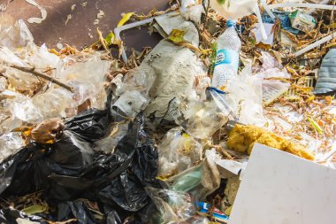 Plastik çevreyi kirletiyor. Ekolojik felaket. Savaş ve plastiği yasakla