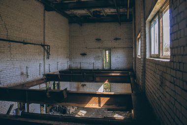 Eski, boş, terk edilmiş, endüstriyel bina içi. Terk edilmiş fabrika.