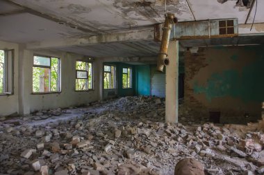 Eski, boş, terk edilmiş, endüstriyel bina içi. Terk edilmiş fabrika.