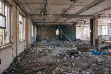 Eski, boş, terk edilmiş, endüstriyel bina içi. Terk edilmiş fabrika.