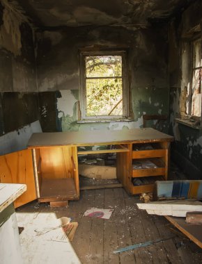 Harabelerin manzarası. Terk edilmiş eski bina ya da ev - imaj.