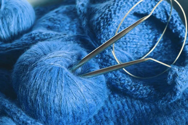 Fäden Und Stricknadeln Decken Stricken Strickpullover Handarbeiten Als Hobby Und — Stockfoto