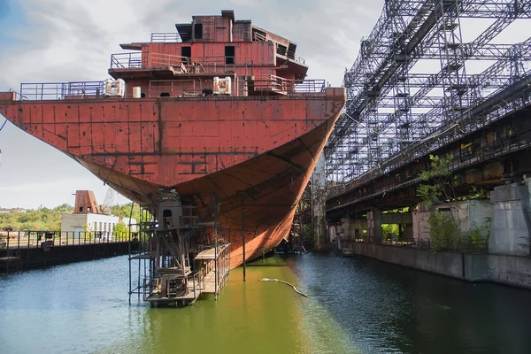 Barco Oxidado Abandonado Construcción Buque Inacabado Fábrica — Foto de Stock