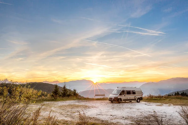 Camping Motor Home aparcado al aire libre en las montañas —  Fotos de Stock