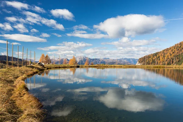 Vista panorámica de un lago storge en Nassfeld en Carintia — Foto de Stock
