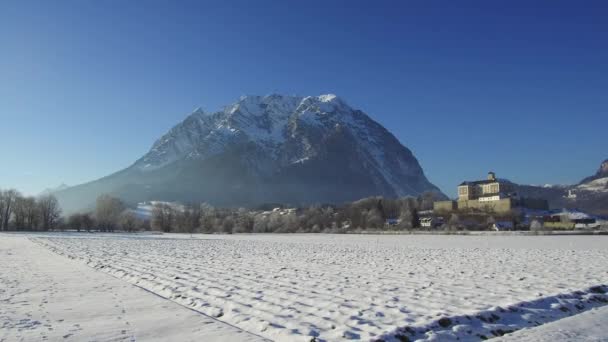 Trautenfels e Grimming mountain em Ennstal, Áustria — Vídeo de Stock