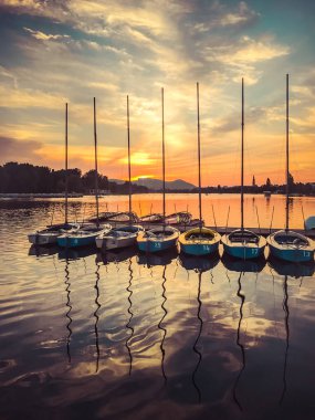 Yelkenli teknelerde Viyana'da Alte Donau, gün batımında