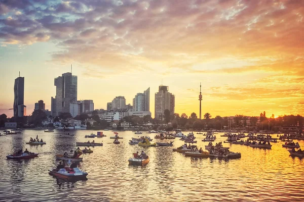 Alte Donau und Skyline in Wien — Stockfoto