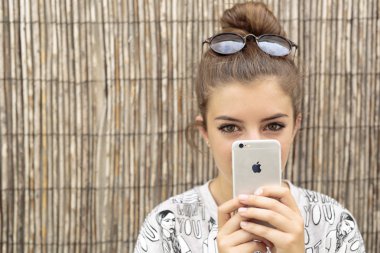 Mobile el ile genç kız