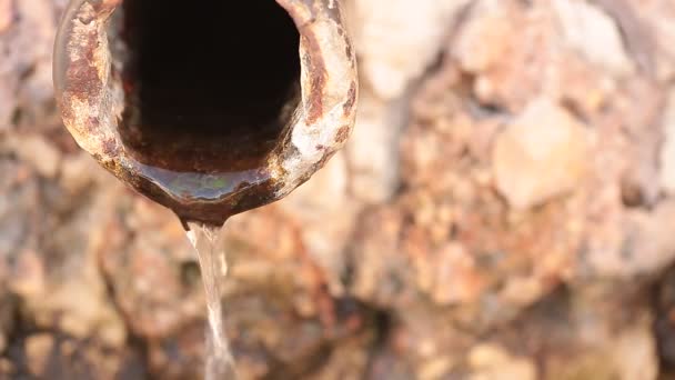 Una fuente de agua del pueblo . — Vídeo de stock
