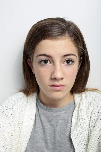 Retrato de um adolescente com um rosto sério . — Fotografia de Stock