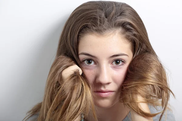 Retrato de adolescente tocando o cabelo . — Fotografia de Stock