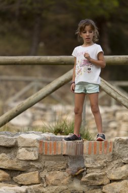 Kız bir dağ parkın ayakta. 