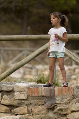 Kız bir dağ parkın ayakta. 