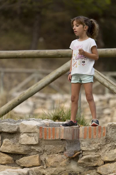 Kız bir dağ parkın ayakta. 