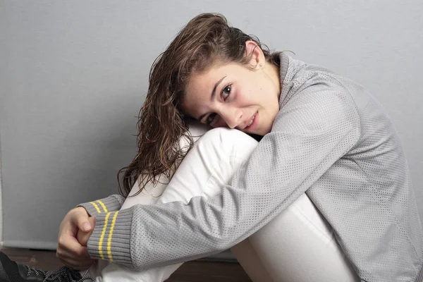 Retrato de niña con luz de estudio . — Foto de Stock