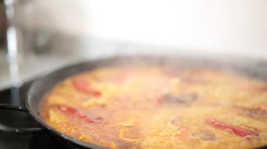 Bir elektrikli ocakta yemek paella