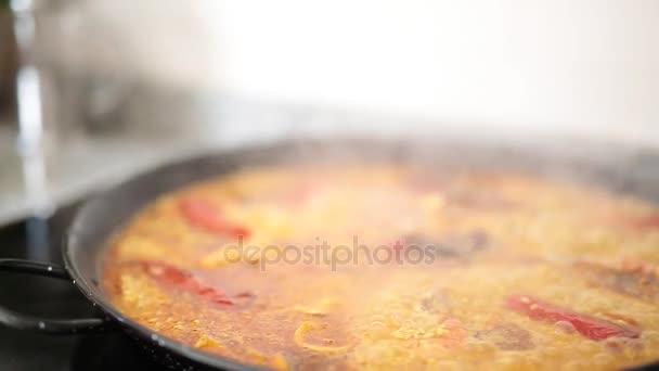 Paella memasak di kompor listrik — Stok Video