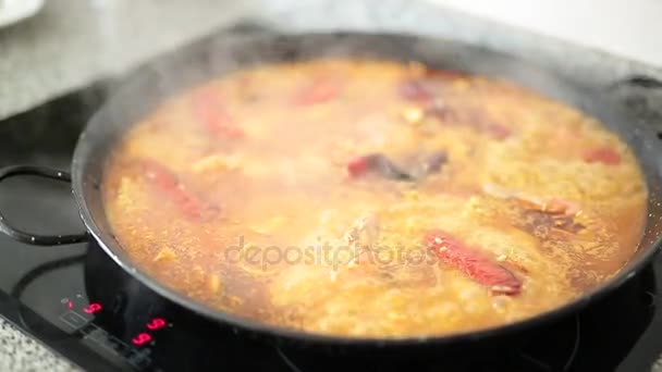 Paella cooking on an electric stove — Stock Video