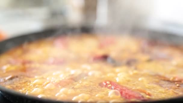 Paella cocinando en una estufa eléctrica — Vídeos de Stock