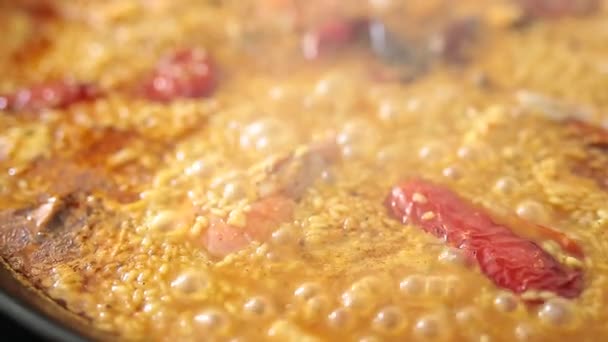 Paella cozinhar em um fogão elétrico — Vídeo de Stock