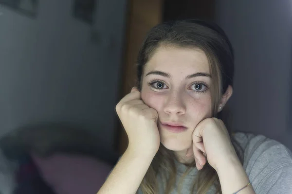 Genç bir aynaya bakmak portresi