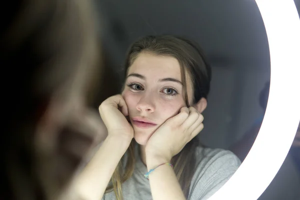 Retrato de adolescente olhando em um espelho — Fotografia de Stock