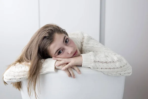 Портрет підлітка з довгим каштановим волоссям — стокове фото