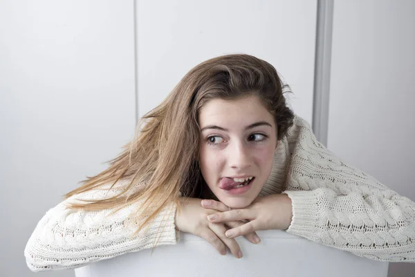 Retrato de adolescente con el pelo largo castaño — Foto de Stock