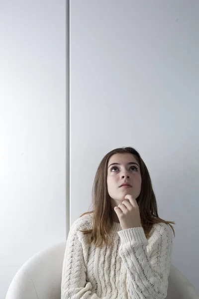 Retrato de adolescente com cabelo longo castanho — Fotografia de Stock