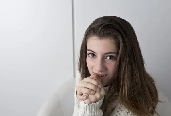 Portret van adolescent met lang kastanjebruin haar — Stockfoto
