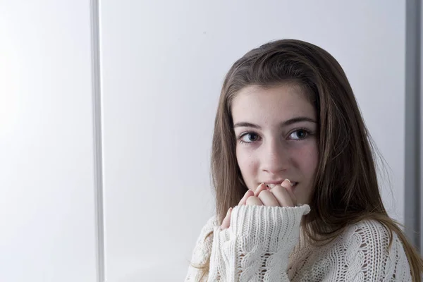 Retrato de adolescente con el pelo largo castaño — Foto de Stock