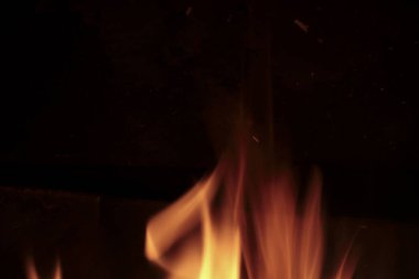 Şöminede ateş alevleri. 