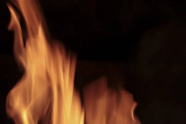 Flammen in einem Kamin. — Stockfoto