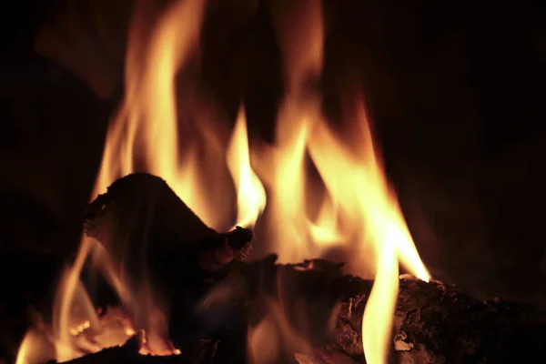 Flammen in einem Kamin. — Stockfoto