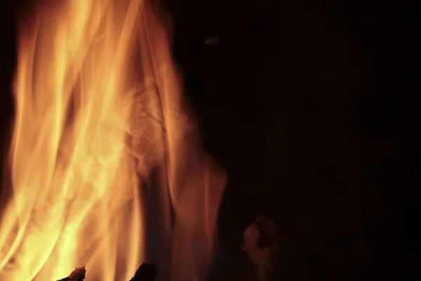 Flammen in einem Kamin. — Stockfoto