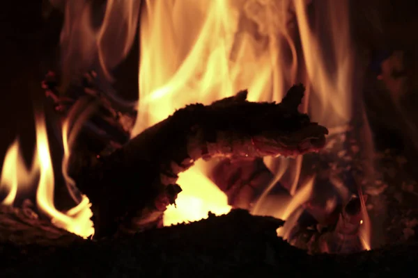 Vlammen van vuur in een open haard. — Stockfoto