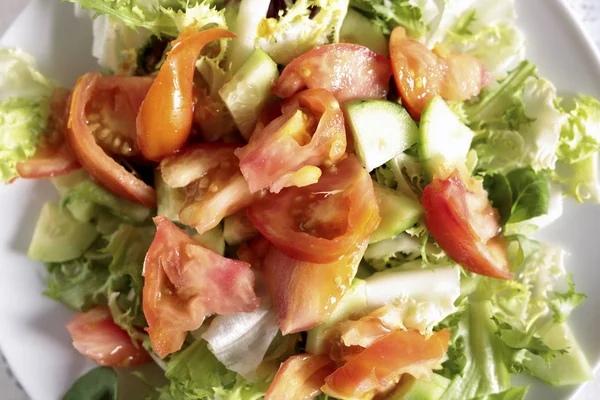 Teller Salat mit verschiedenen Gemüsesorten. — Stockfoto